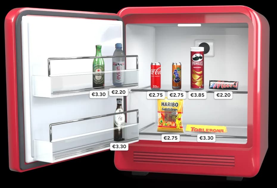 Le minibar BookNoFees tel que vos clients le voient : ouvert, avec des boissons, des en-cas et le prix indiqué sur chaque produit