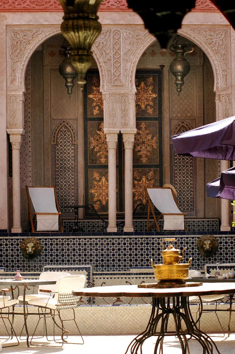 Exemple d'image BookNoFees : cour intérieure d'un riad avec des plantes et des sièges