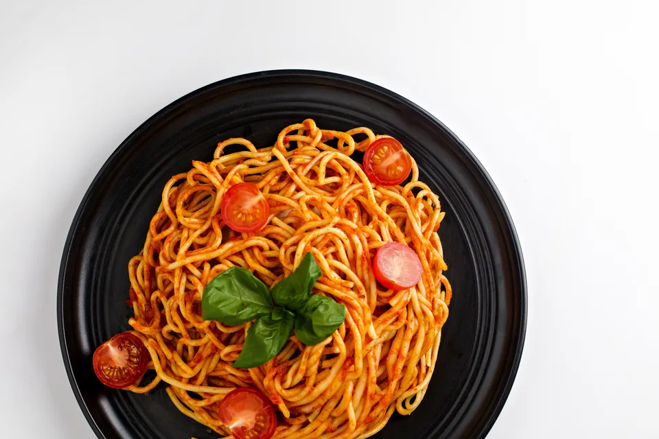 BookNoFees: Photo d’illustration : Spaghettis à la sauce tomate et au basilic