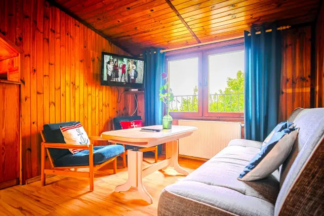 BookNoFees : location de vacances à Jarosławiec – Un appartement paisible en bois avec terrasse et jardin