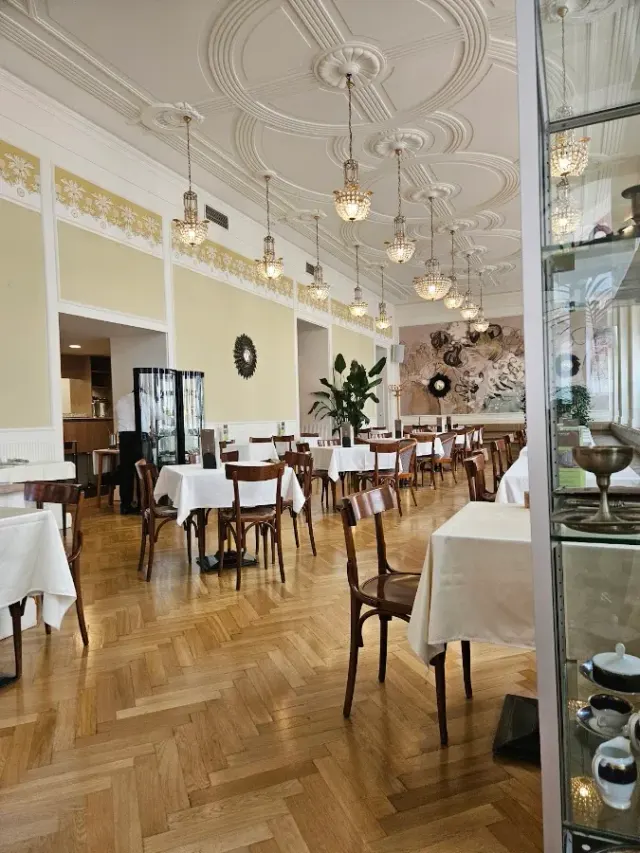 BookNoFees : Café – Kavarna Union – Ljubljana – Café Union, photo n° 2
