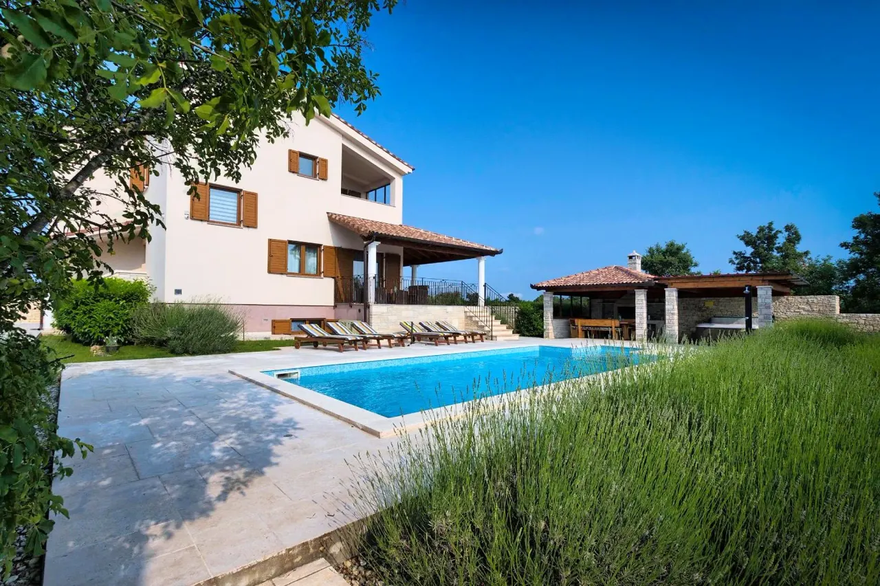 BookNoFees : location de vacances à Štokovci, Croatie – une villa avec piscine située en face d'une maison à Villa Stokovci, à Štokovci