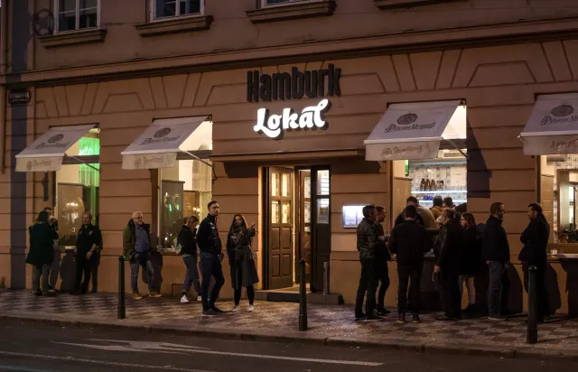 BookNoFees : Restaurant – Lokál Hamburk – Prague – Le bar « Hamburk », photo n° 2
