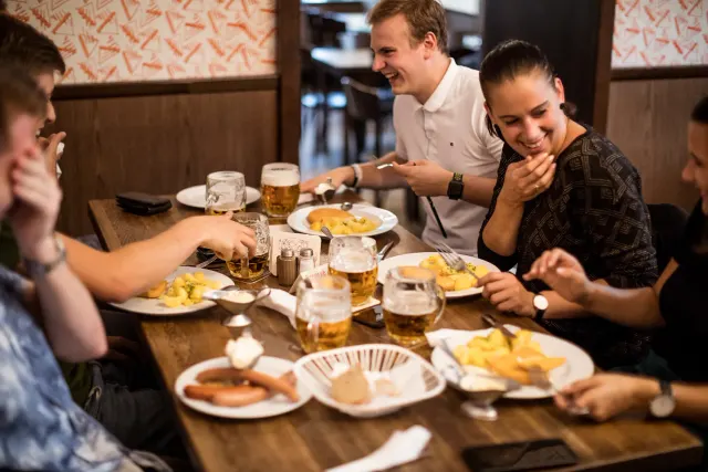 BookNoFees : Restaurant – Lokál Hamburk – Prague – Le bar « Hamburk », photo n° 3