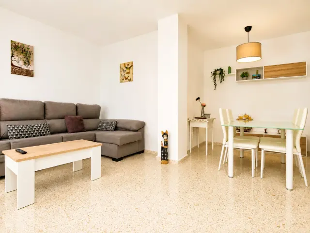 BookNoFees : location de vacances à Jerez De La Frontera – Salon avec un canapé gris et un coin repas avec une table en verre