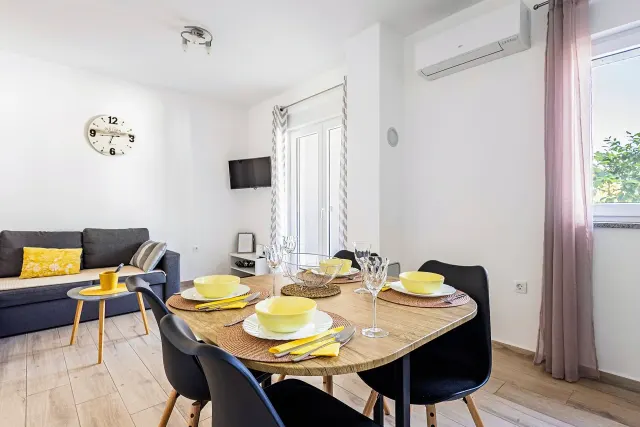 BookNoFees : location de vacances à Fazana- Valbandon – Appartement lumineux au rez-de-chaussée avec balcon et vue sur le jardin