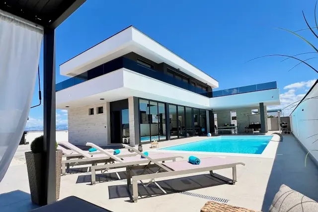 BookNoFees: Villa avec piscine, jardin et beaucoup d'espace pour accueillir neuf personnes – Zemunik Gornji