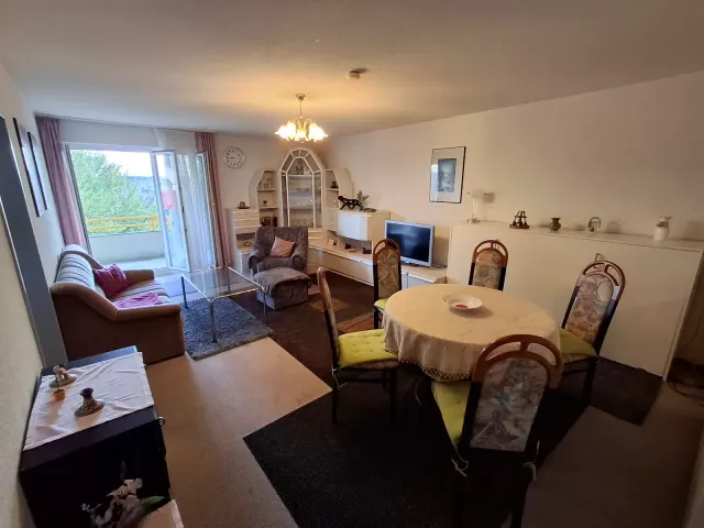 BookNoFees : location de vacances à Gailingen – Salon-salle à manger avec canapé, table à manger et accès au balcon