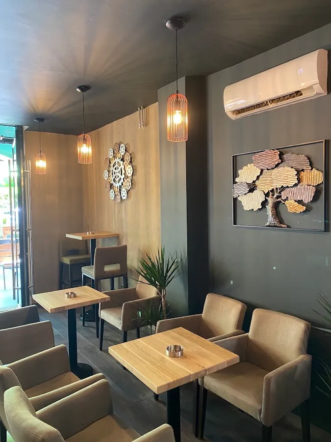 BookNoFees : Café – Brown bar – Zagreb – Barre marron, photo n° 1
