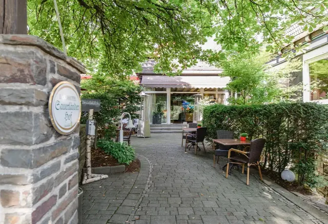 BookNoFees: Landhotel Sauerländer Hof, Eslohe-Wenholthausen