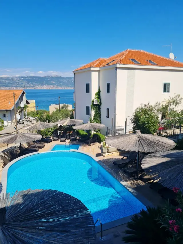 BookNoFees: Appartement de vacances au calme avec piscine et coin barbecue – Slatine