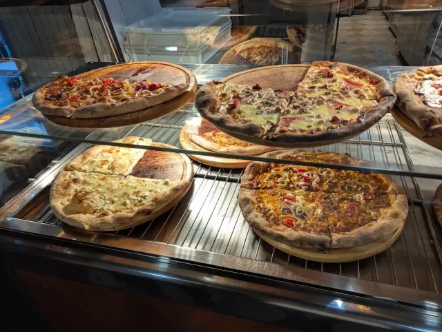 BookNoFees : Restaurant – Irene's House of Pizza – Athens – La pizzeria d'Irène, photo n° 2