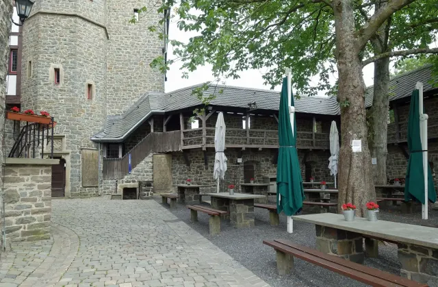 BookNoFees: Burgrestaurant Altena, Altena