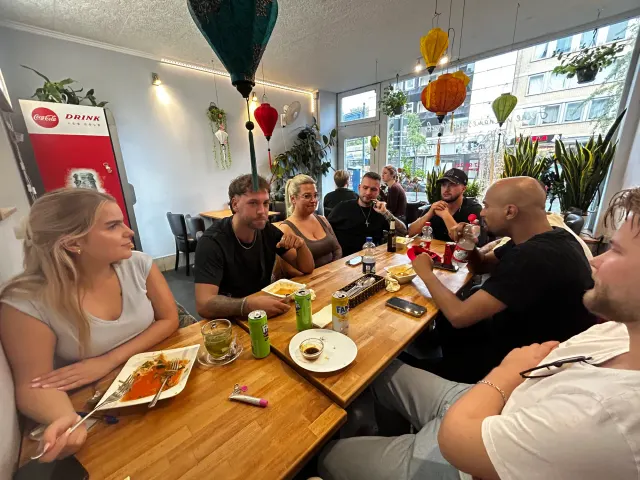 BookNoFees : Snack – Good morning Vietnam – Aachen – Restaurant avec une longue table et des lanternes colorées suspendues au plafond, photo n° 4