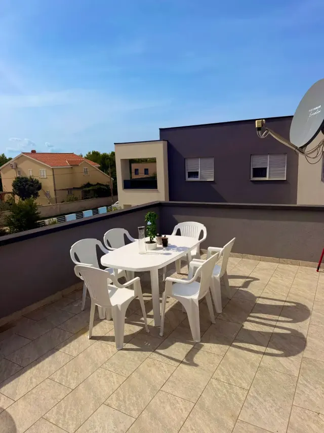BookNoFees: Appartement spacieux situé à l'étage supérieur (1er étage) – Idéal pour les entreprises et leurs employés – 4 chambres (8 personnes maximum) – Vrsi