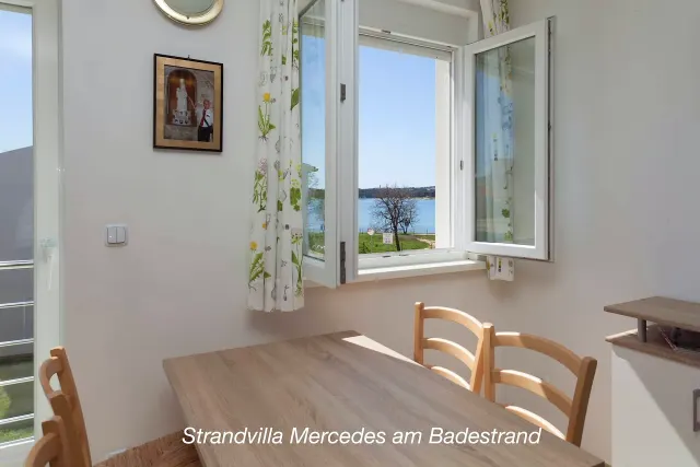 BookNoFees: Un étage de notre villa en bord de mer, avec une grande terrasse, une pergola et un barbecue extérieur – Medulin