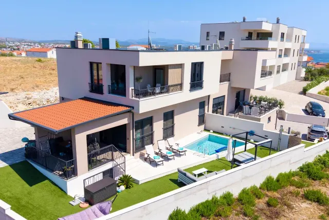 BookNoFees: Appartement au calme avec piscine privée et vue sur la mer – Vodice
