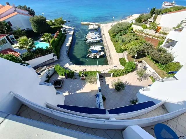 BookNoFees: Appartement calme en centre-ville avec balcon donnant sur la mer – Petrcane