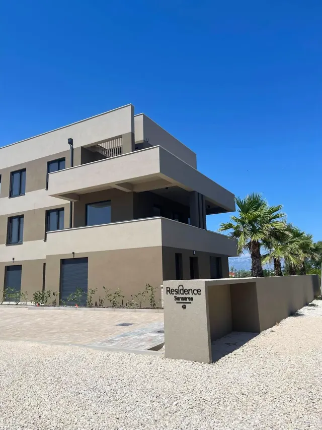 BookNoFees: Appartement récemment rénové avec terrasse et place de parking – Privlaka