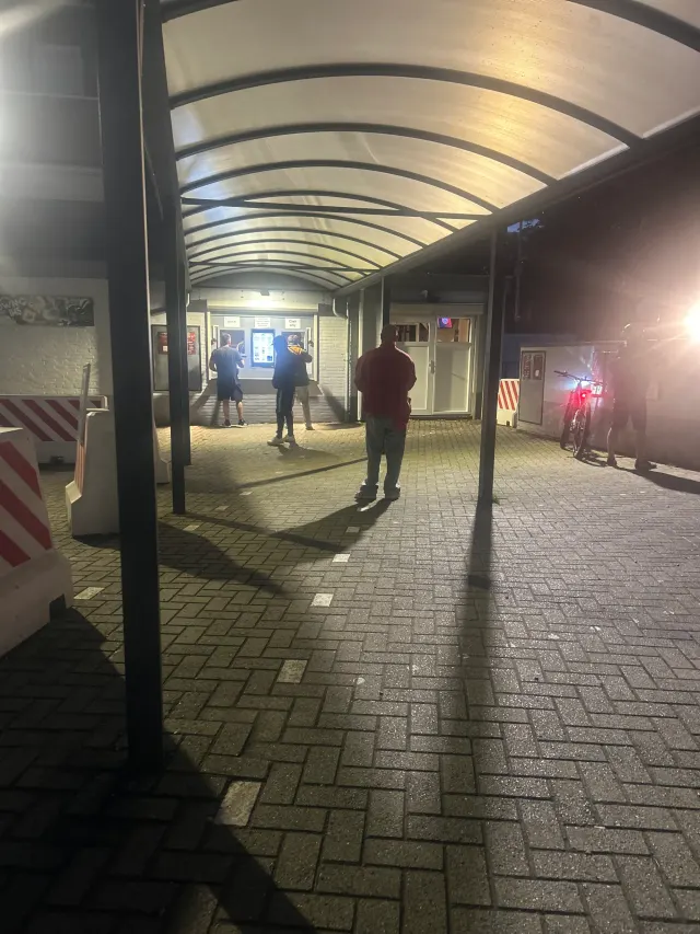 BookNoFees : Bar – Coffeeshop Down Under – Kerkrade – Entrée avec des personnes et un vélo, photo n° 4
