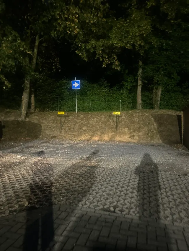 BookNoFees : Bar – Coffeeshop Down Under – Kerkrade – Trottoir pavé et panneaux de signalisation, photo n° 2