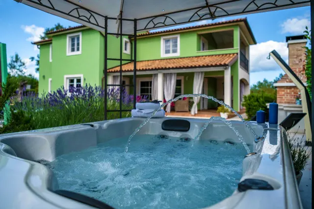BookNoFees : location de vacances à Rakalj – Villa Branka avec piscine, jacuzzi et aire de jeux