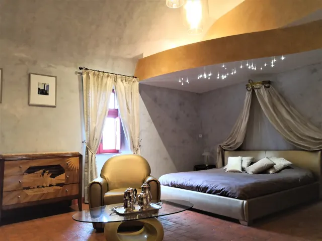 BookNoFees: Château de la Servayrie – Suite Apollon – Mouret