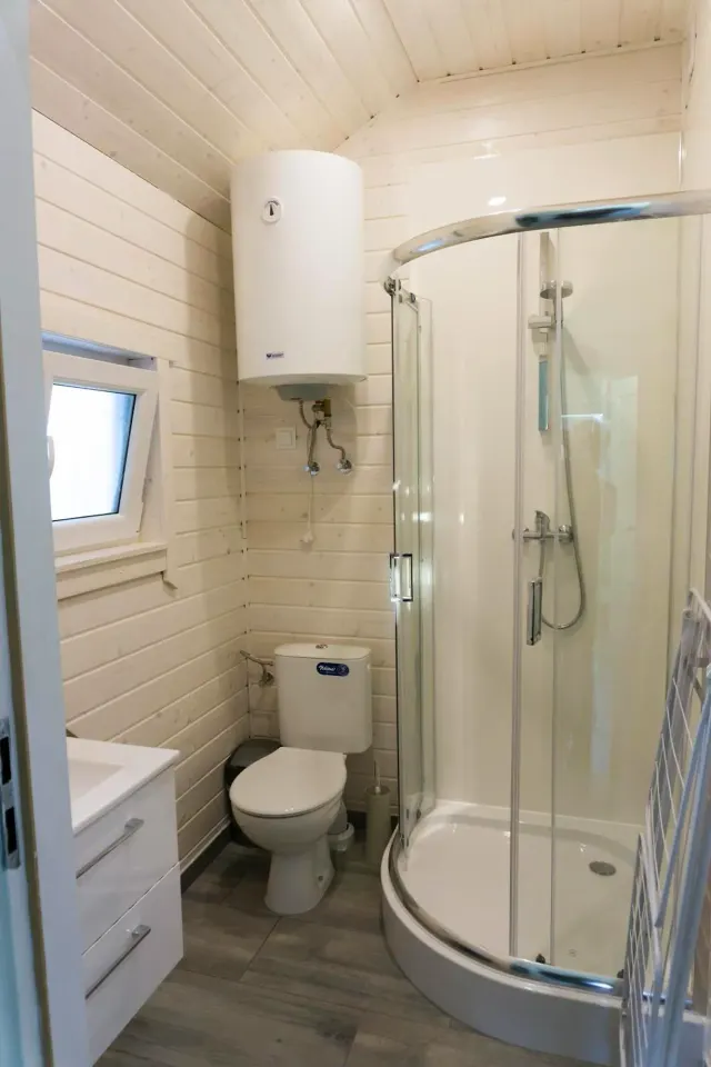 BookNoFees : location de vacances à Jarosławiec, Pologne – petite salle de bains avec toilettes et douche dans le complexe DOMKI SILVER 2, à Jarosławiec