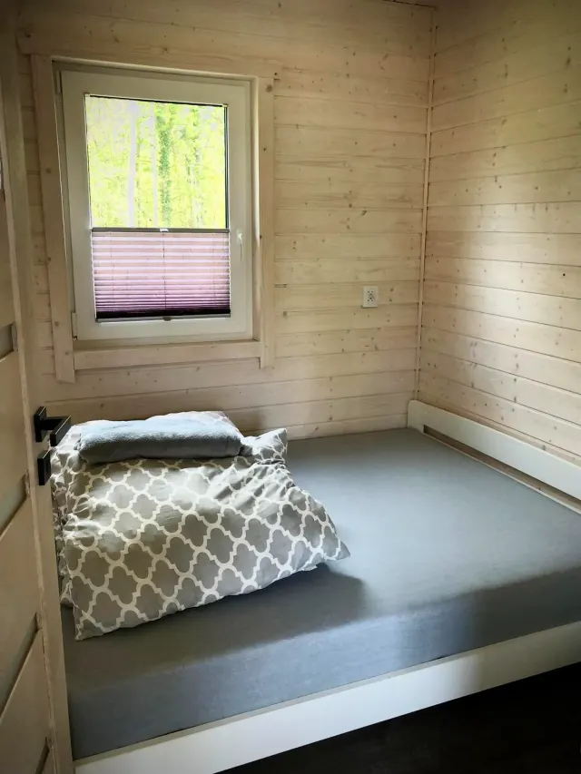 BookNoFees : location de vacances à Jarosławiec, Pologne – petite chambre avec un lit et une fenêtre dans le complexe DOMKI SILVER 2, à Jarosławiec