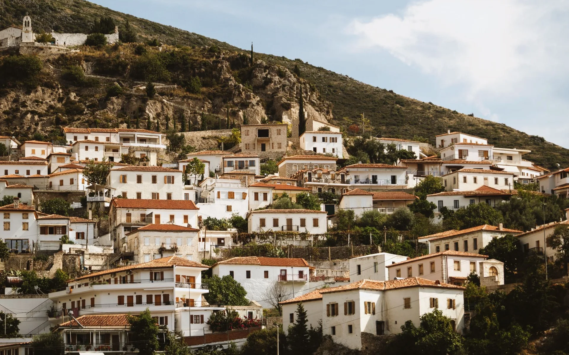 Maisons traditionnelles à flanc de colline à Dhërmi, en Albanie
