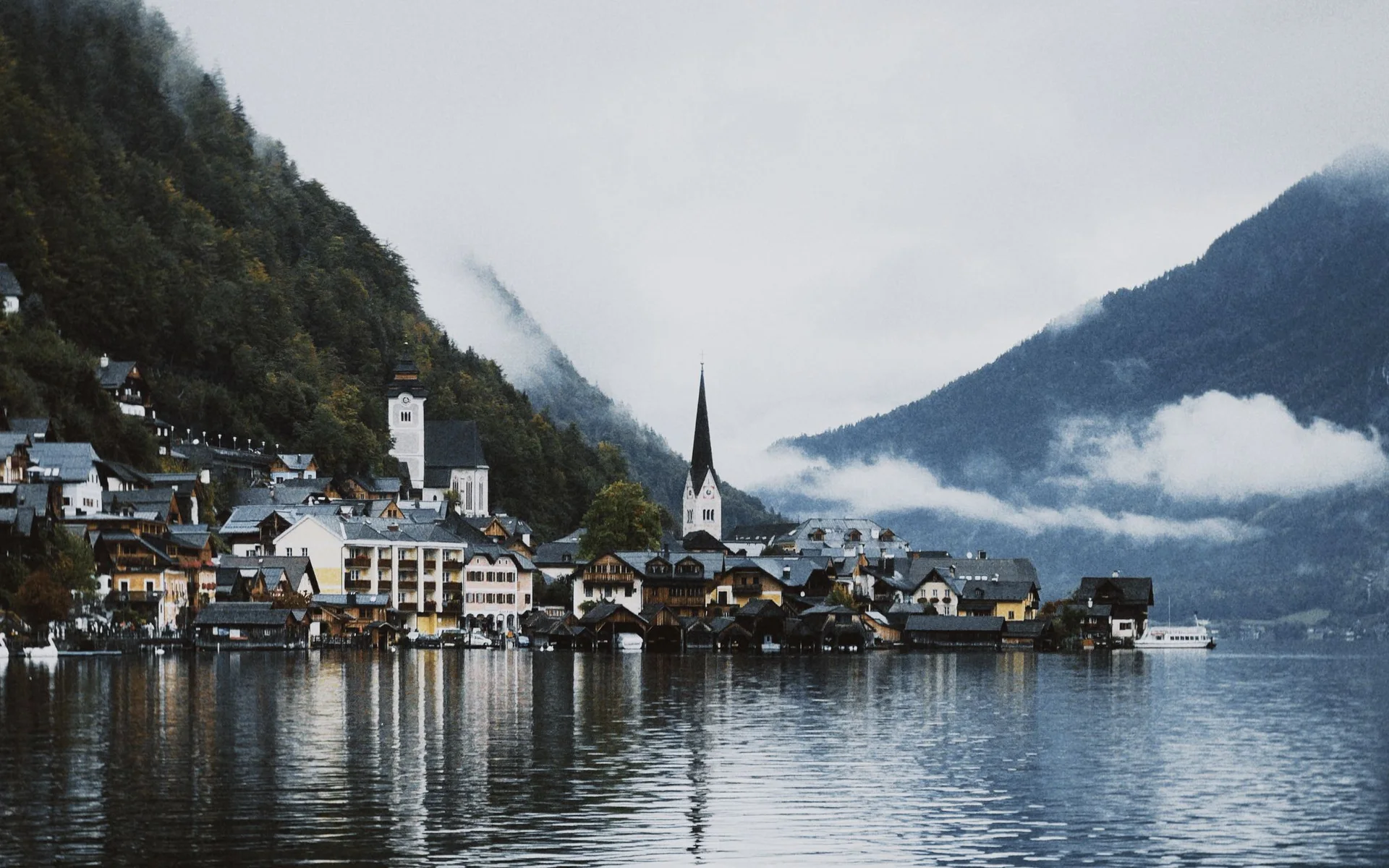 Hallstatt am See, entre des montagnes voilées par les nuages