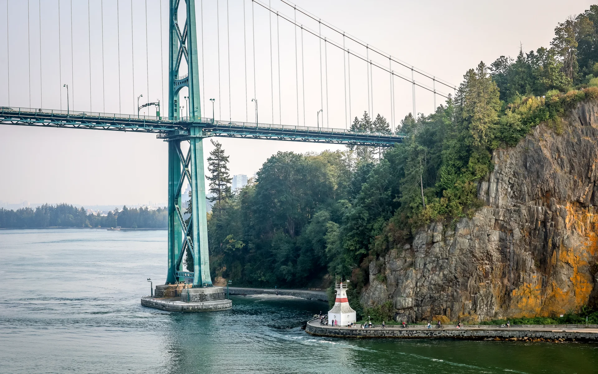 Le pont Lions Gate surplombant les eaux à Vancouver