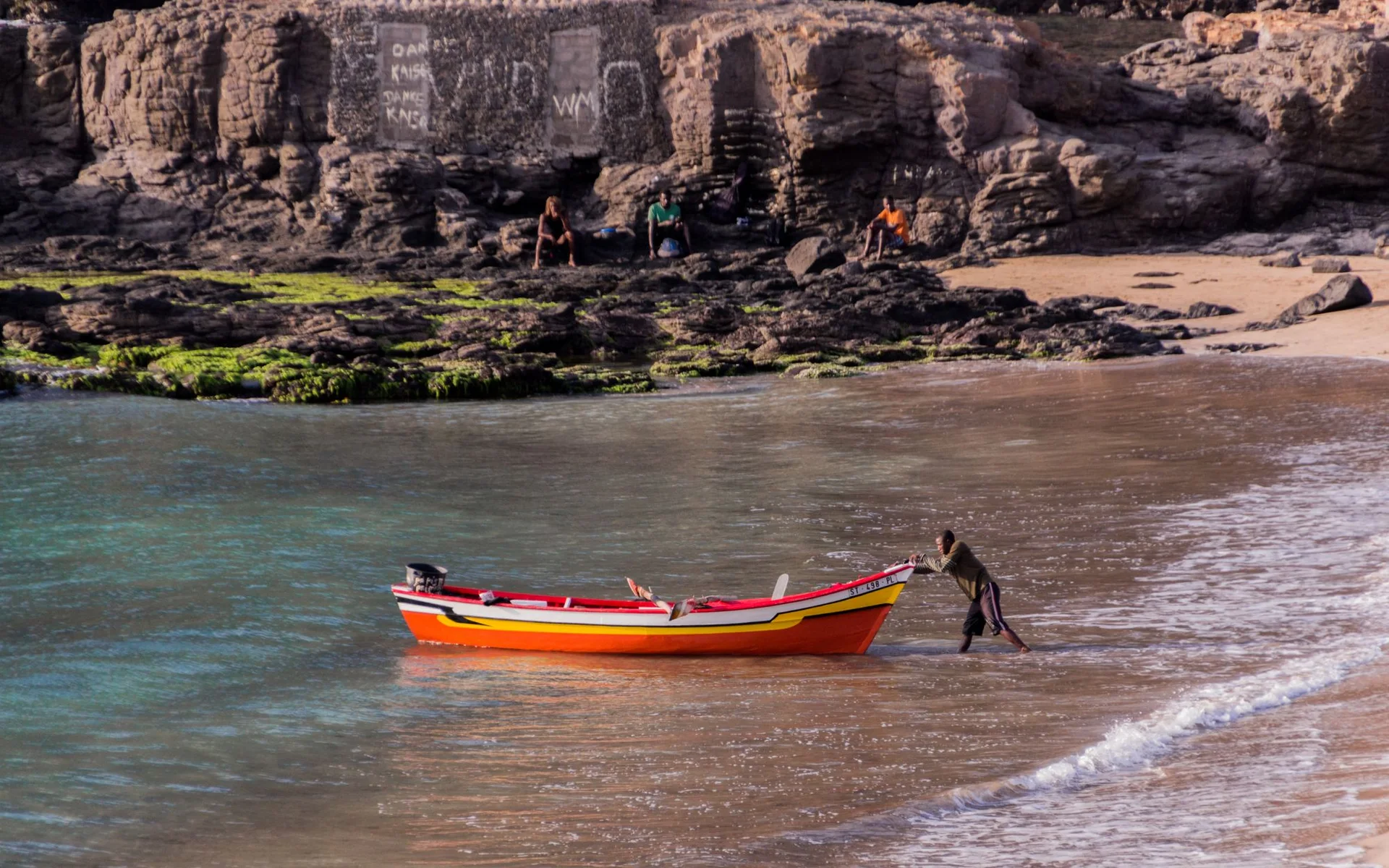 Bateau de pêche coloré sur la plage de Tarrafal, au Cap-Vert