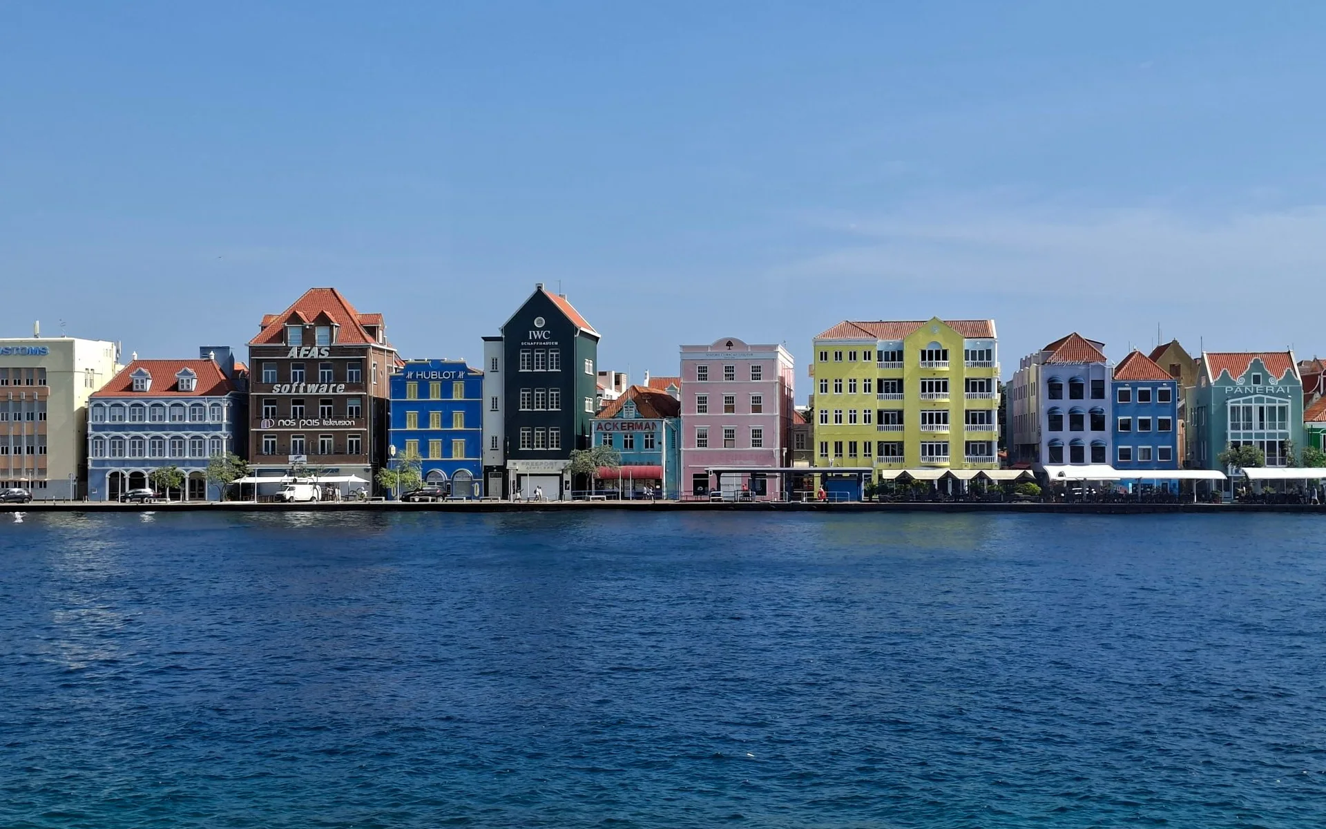 Maisons colorées au bord de l'eau à Willemstad, Curaçao