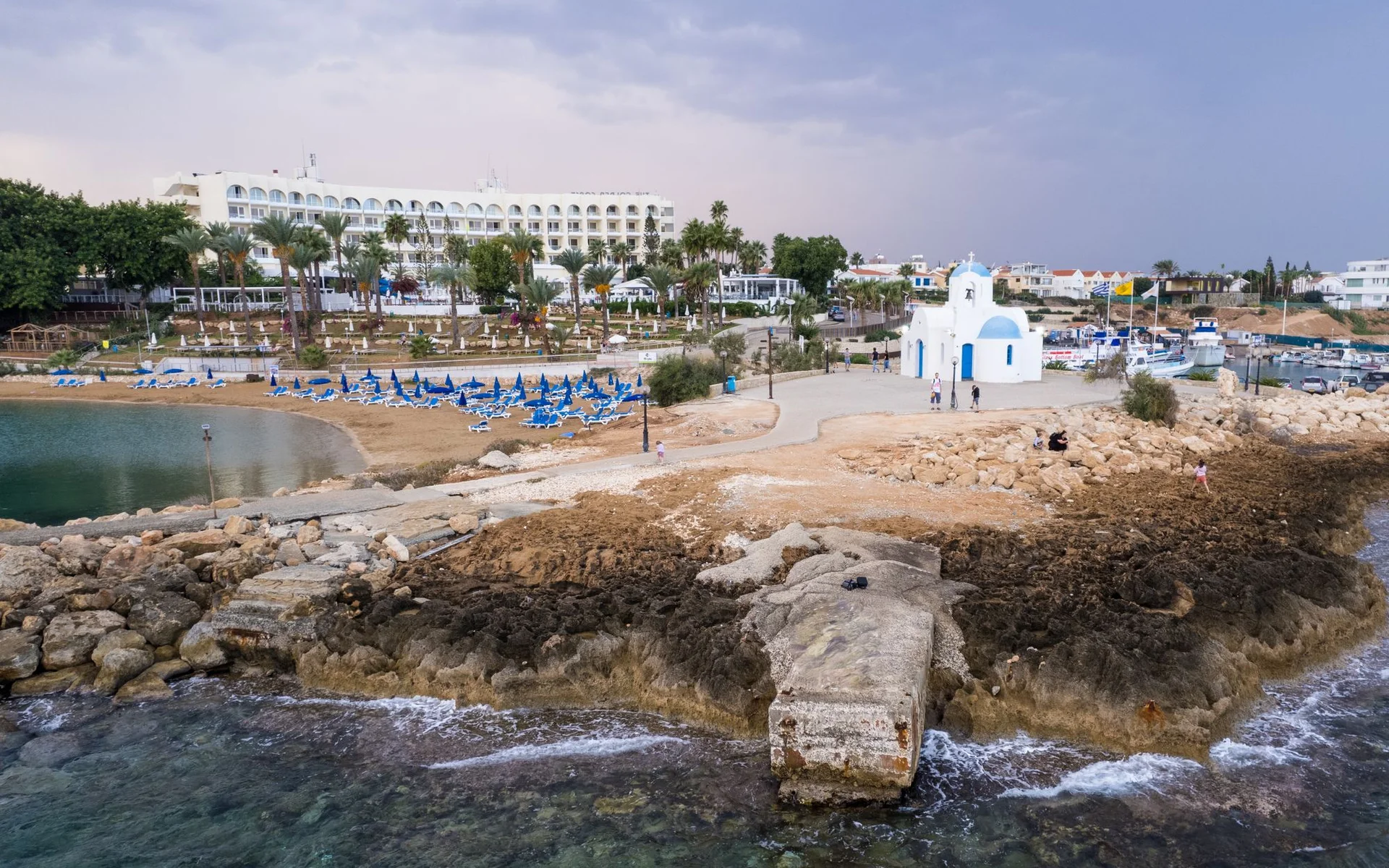 Église et côte à Pernera, à Chypre