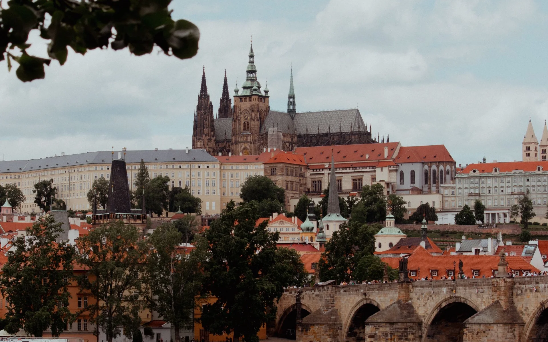 Le château de Prague et le pont Charles sur la Moldau
