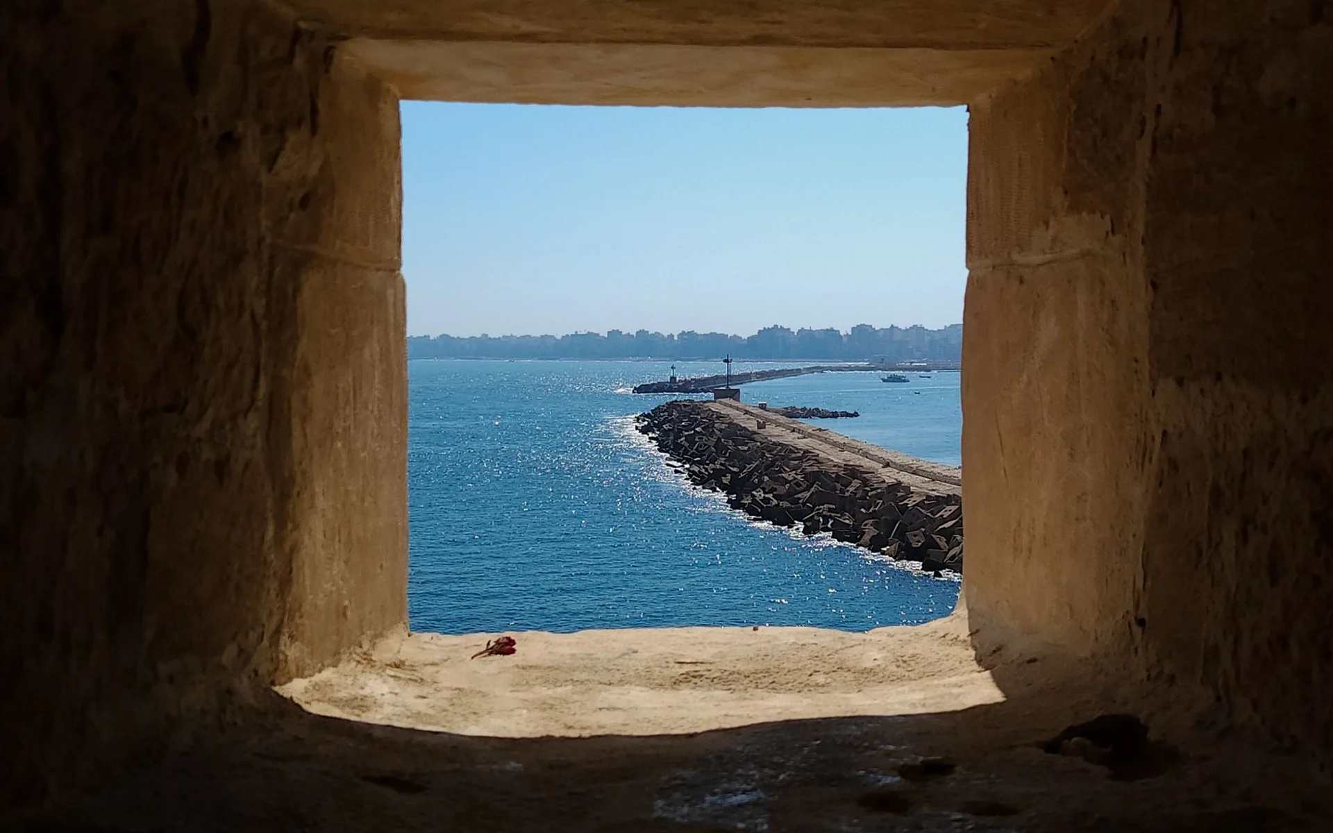Vue sur la mer depuis une fenêtre historique en pierre à Alexandrie