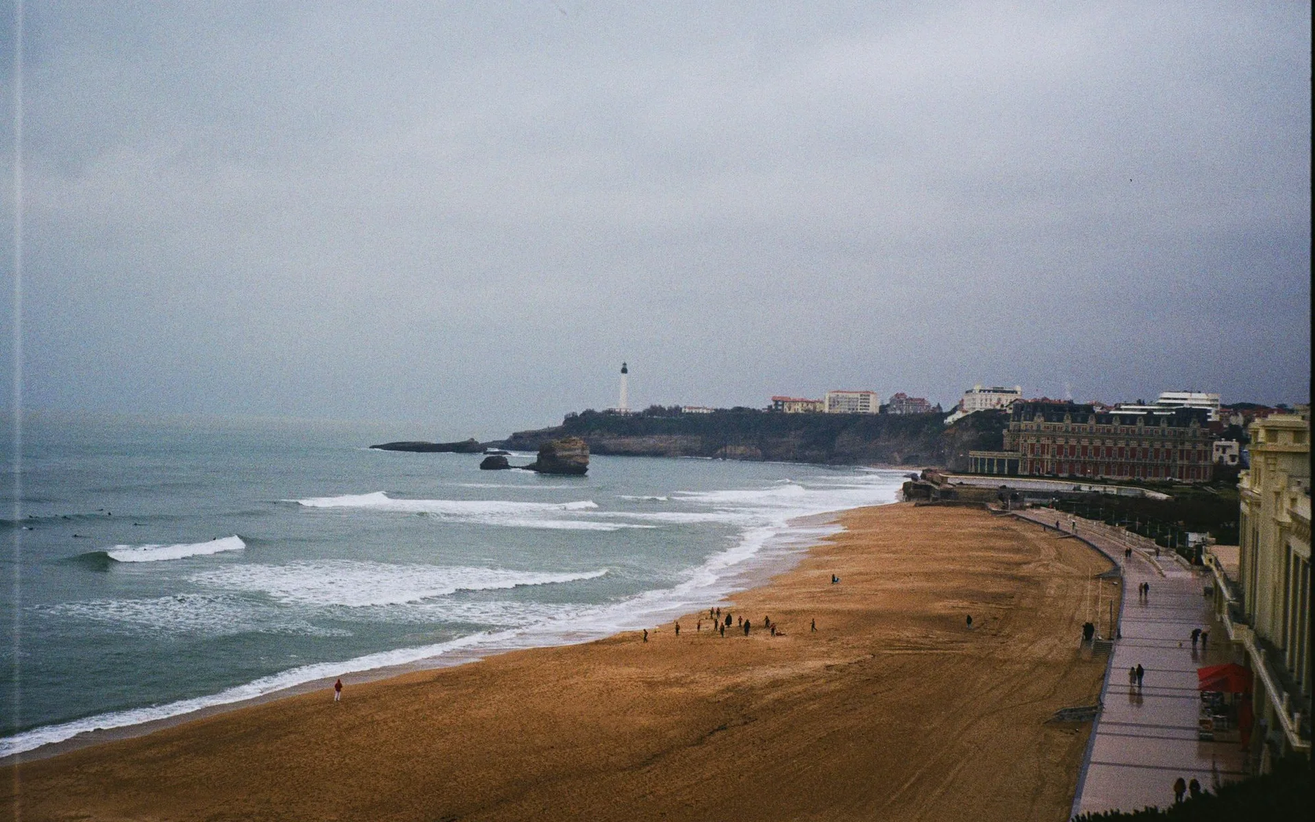 La plage et le phare de Biarritz, sur la côte atlantique