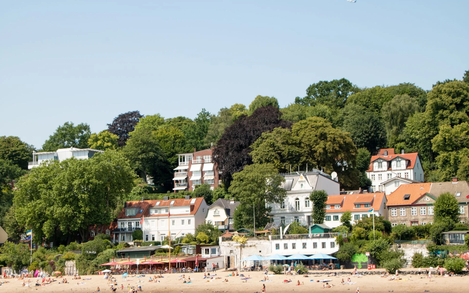 Plage et maisons au bord de l’Elbe à Hambourg-Blankenese