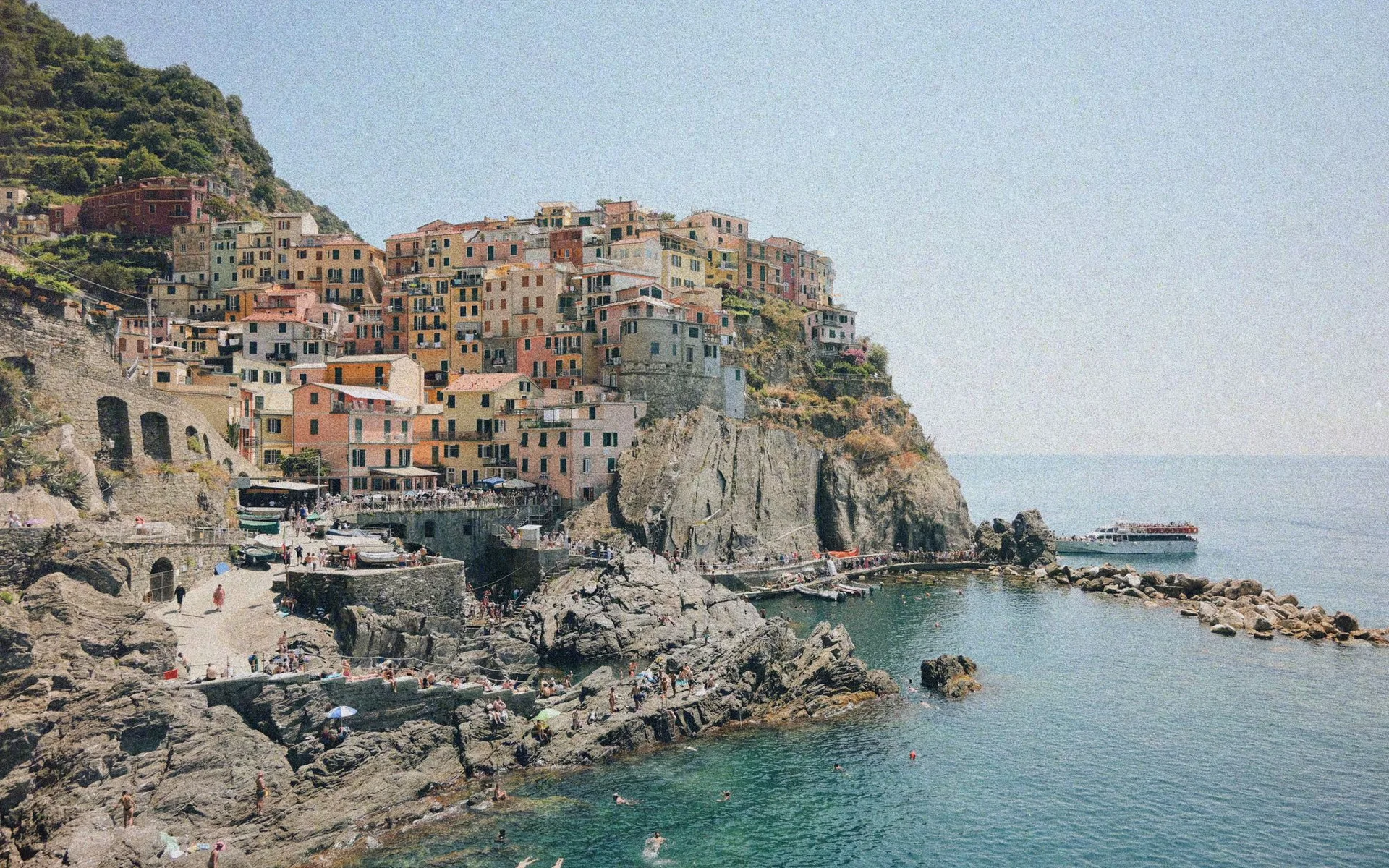 Maisons colorées surplombant la côte à Manarola, dans les Cinque Terre