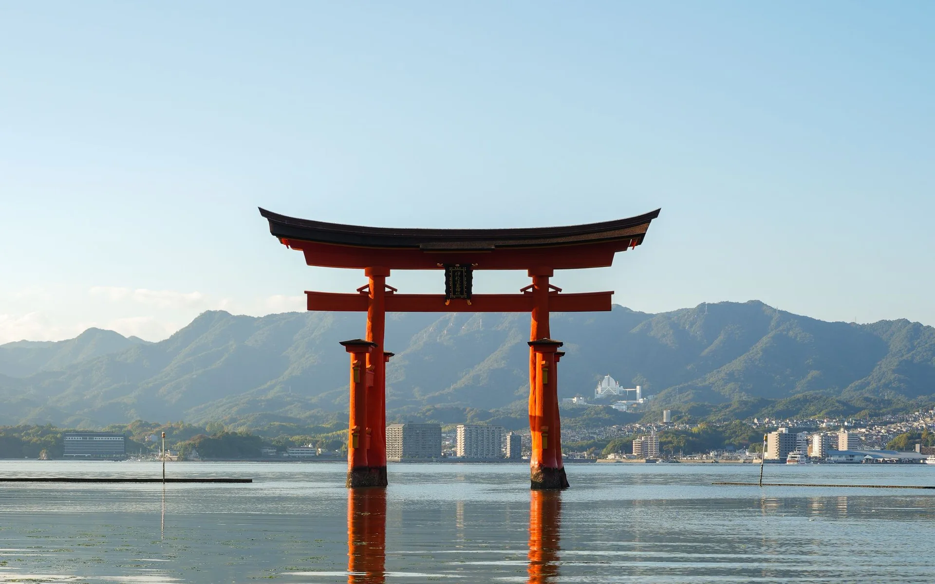 Torii du sanctuaire d’Itsukushima surplombant l’eau