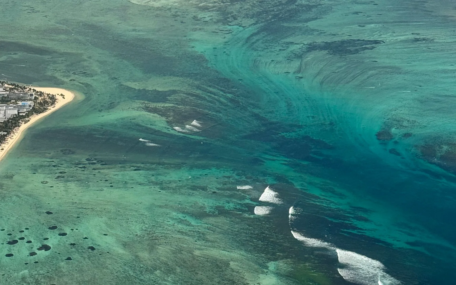 Vue aérienne de la côte mauricienne avec une mer turquoise