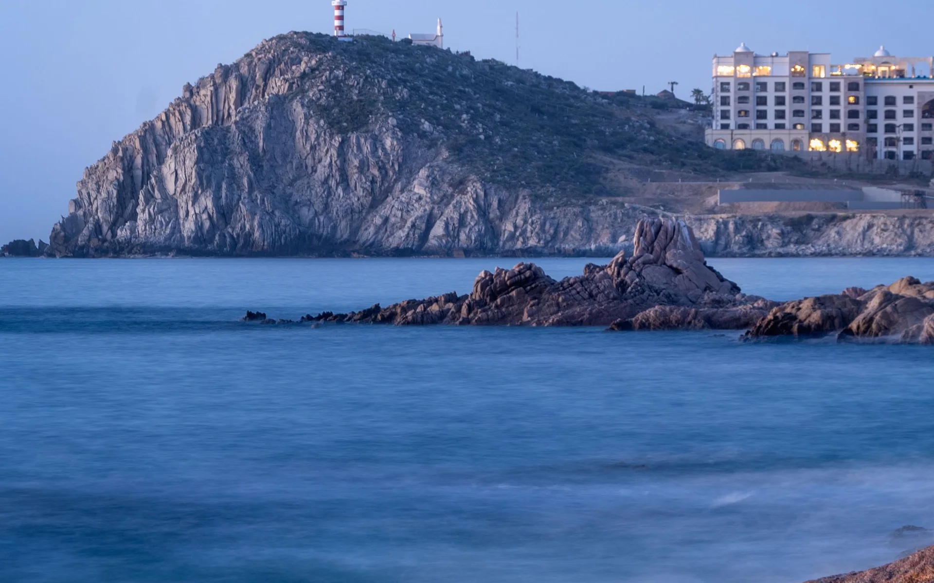 Côte rocheuse avec phare près de Cabo San Lucas