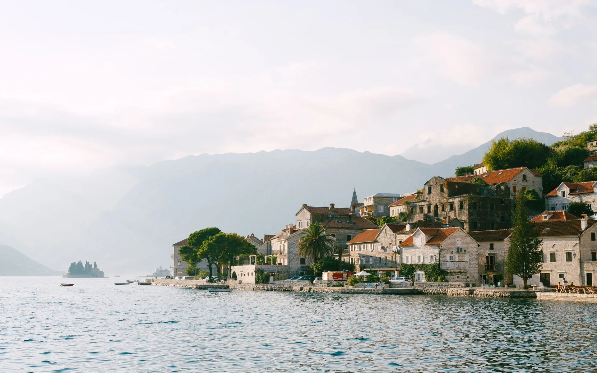 Maisons en pierre au bord de la baie de Kotor