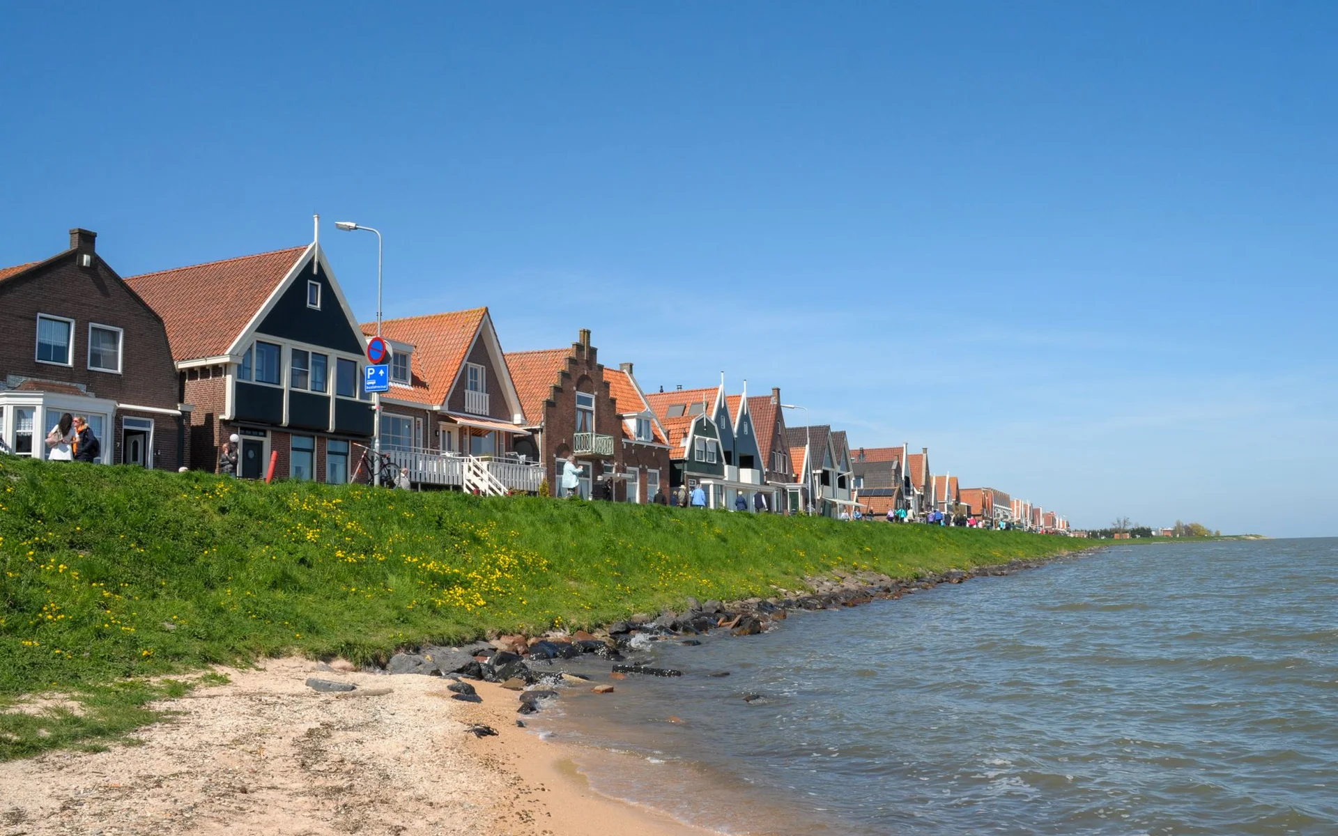 Maisons historiques au bord de l'eau à Volendam
