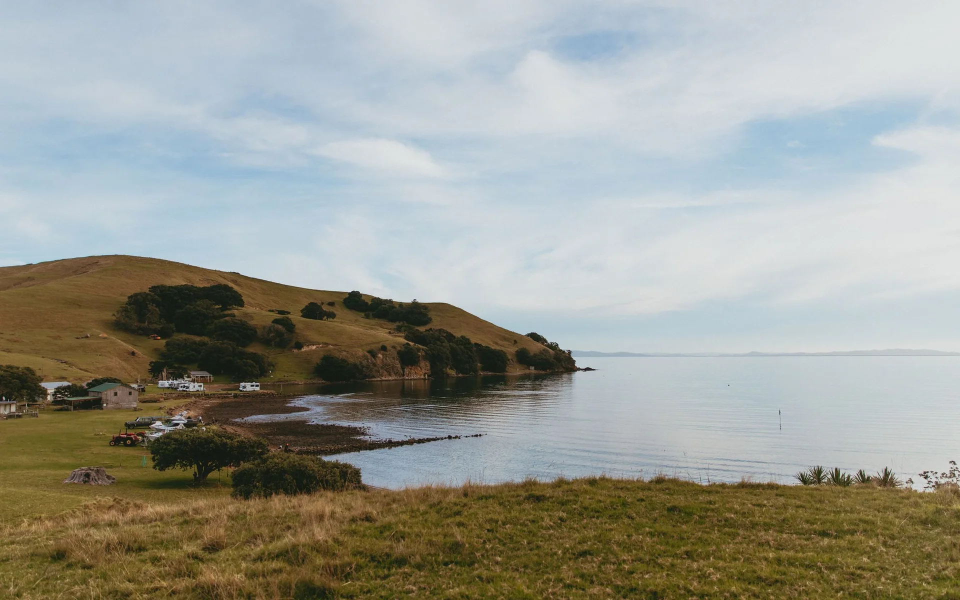 Collines et baie paisible près de Kereta en Nouvelle-Zélande