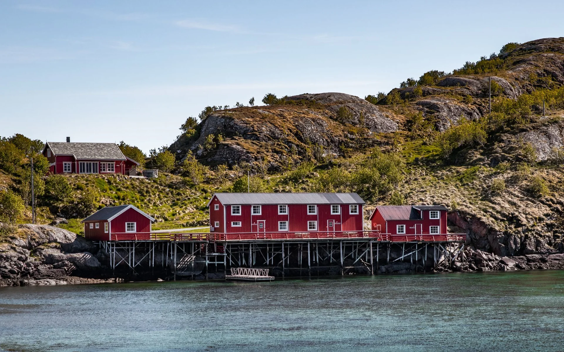 Maisons rouges au bord de l’eau dans le Nordland, en Norvège
