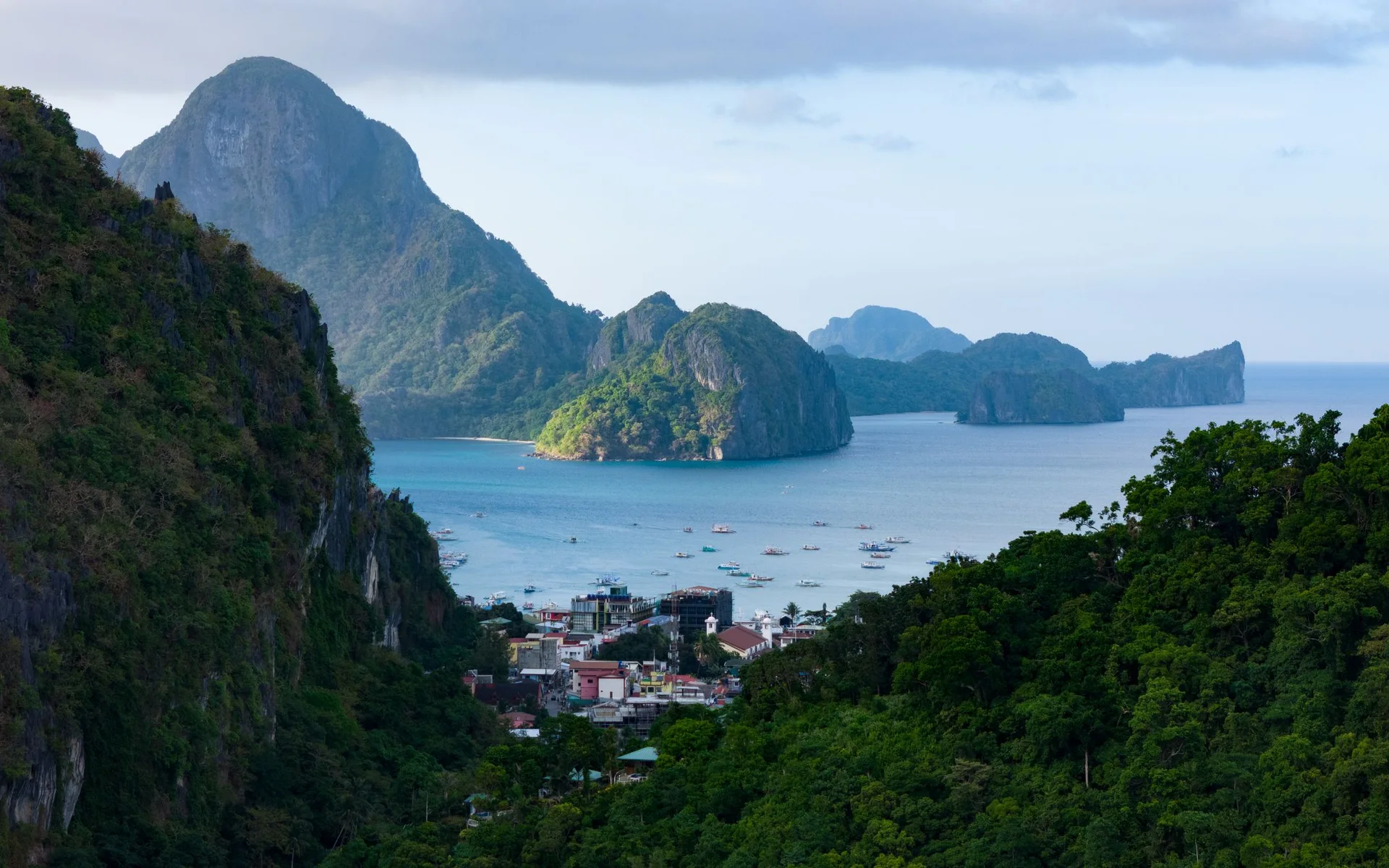 Des îles verdoyantes et une mer bleue près d’El Nido, à Palawan