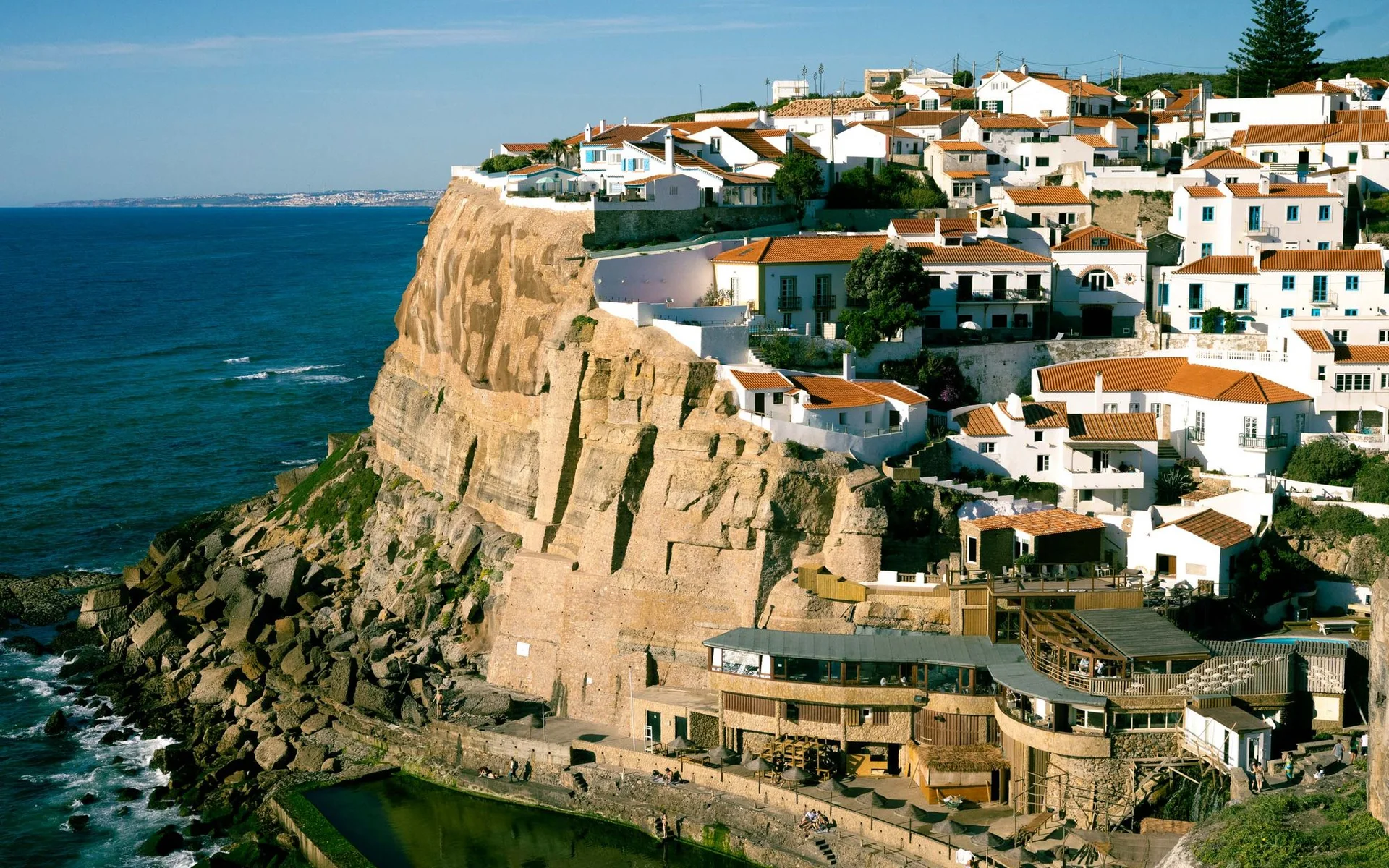 Maisons blanches sur la côte atlantique près de Sintra