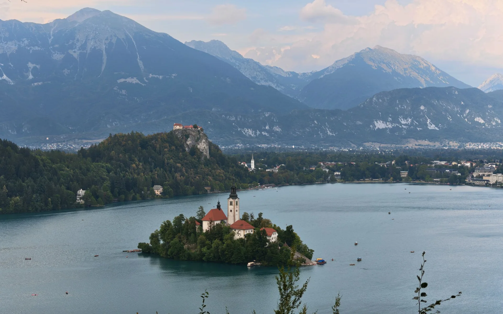 Le lac de Bled avec son église sur l’île, face aux Alpes